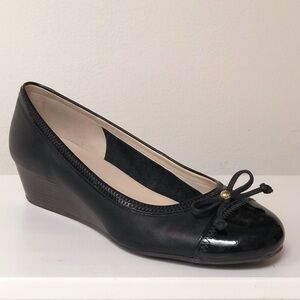 Cole Haan Elsie Black Patent Leather Cap Toe Bow Wedge Pump Gold Ball Logo
